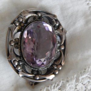 ANTIQUE BROOCH WITH LAVENDER STONE